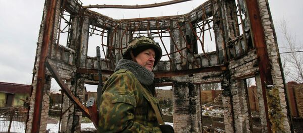 A member of the armed forces of the separatist self-proclaimed Donetsk People's Republic looks on near a building destroyed during battles with the Ukrainian armed forces in Vuhlehirsk, Donetsk region, February 4, 2015 A member of the armed forces of the separatist self-proclaimed Donetsk People's Republic looks on near a building destroyed during battles with the Ukrainian armed forces in Vuhlehirsk, Donetsk region, February 4, 2015 - Sputnik Afrique