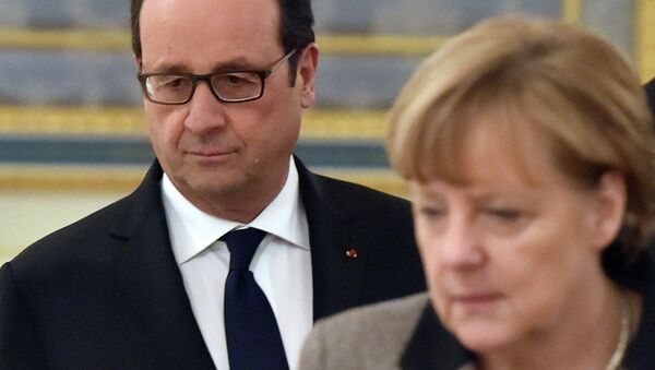French President Francois Hollande (L) and German Chancellor Angela Merkel (R) walk prior to their meeting with the Ukrainian President in Kiev on February 5, 2015 - Sputnik Afrique