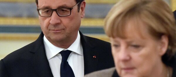 French President Francois Hollande (L) and German Chancellor Angela Merkel (R) walk prior to their meeting with the Ukrainian President in Kiev on February 5, 2015 - Sputnik Afrique