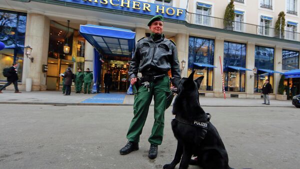 German police officer Tabea Wagner poses with sniffer dog Anton in front of the hotel 'Bayerischer Hof' before the start of the 51st Munich Security Conference in Munich February 6, 2015. - Sputnik Afrique