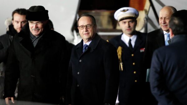 French President Francois Hollande at Moscow's Vnukovo airport February 6, 2015 - Sputnik Afrique
