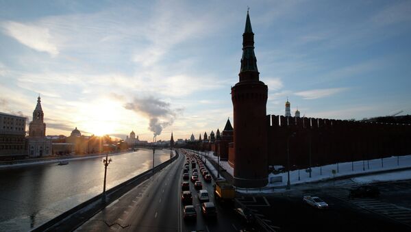 Vehicles travel along the embankment of the Moskva river past the Kremlin during sunset in the capital Moscow February 6, 2015 - Sputnik Afrique