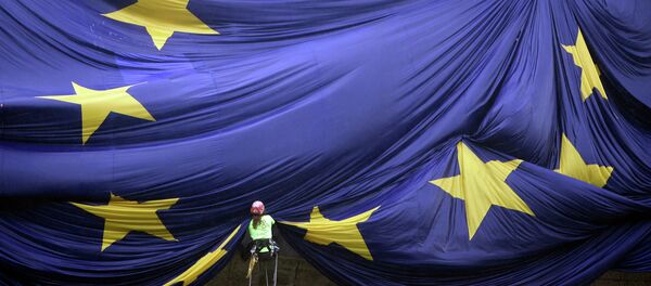 A giant European Union flag is unfurled over the facade of Barcelona's La Pedrera building - Sputnik Afrique