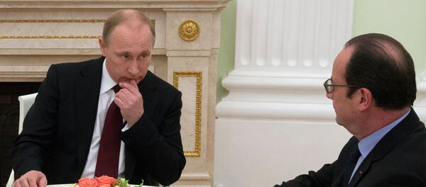 Президент России Владимир Путин (слева) и президент Франции Франсуа Олланд во время встречи в Кремле - Sputnik Afrique