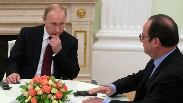 Президент России Владимир Путин (слева) и президент Франции Франсуа Олланд во время встречи в Кремле - Sputnik Afrique
