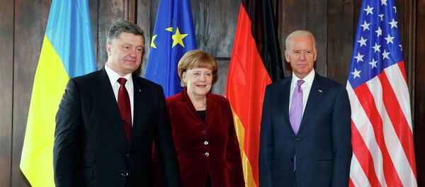 Ukraine's President Petro Poroshenko, German Chancellor Angela Merkel and U.S. Vice President Joe Biden (L-R) pose during the 51st Munich Security Conference at the 'Bayerischer Hof' hotel in Munich February 7, 2015 - Sputnik Afrique
