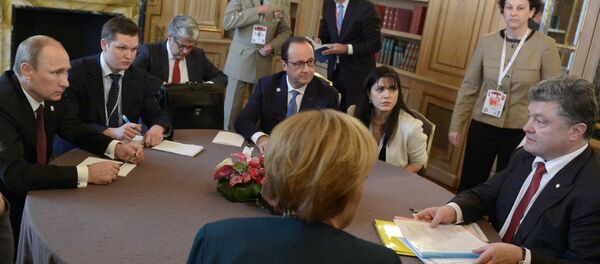 Президент РФ Владимир Путин (слева), президент Украины Петр Порошенко (справа), федеральный канцлер Германии Ангела Меркель (в центре на первом плане) и президент Франции Франсуа Олланд (в центре на втором плане) во время встречи в нормандском формате на полях саммита форума Азия-Европа. - Sputnik Afrique