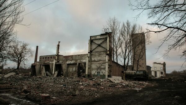 Разрушенные здания в Углегорске, после боев за город. - Sputnik Afrique