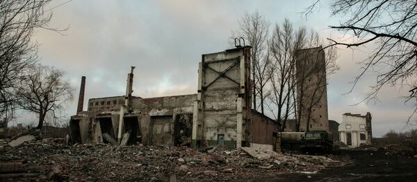 Разрушенные здания в Углегорске, после боев за город. - Sputnik Afrique