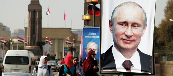 Girls walk past a banner with a picture of Russian President Vladimir Putin along a bridge, in central Cairo February 9, 2015. Girls walk past a banner with a picture of Russian President Vladimir Putin along a bridge, in central Cairo February 9, 2015. - Sputnik Afrique