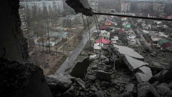 Вид на город Донецк из квартиры, пострадавшей в результате обстрела города - Sputnik Afrique