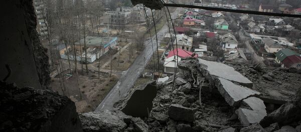 Вид на город Донецк из квартиры, пострадавшей в результате обстрела города - Sputnik Afrique
