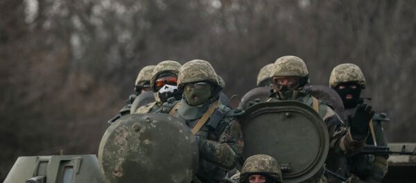 Members of the Ukrainian armed forces ride on an armoured personnel carrier (APC) near Debaltseve, eastern Ukraine, February 8, 2015 - Sputnik Afrique