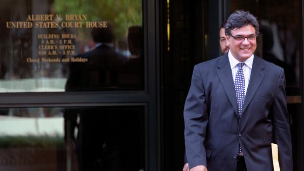 Former CIA officer John Kiriakou leaves U.S. District Courthouse in Alexandria, Va., Tuesday, Oct. 23, 2012, after pleading guilty, in a plea deal, to leaking the names of covert operatives to journalists. - Sputnik Afrique