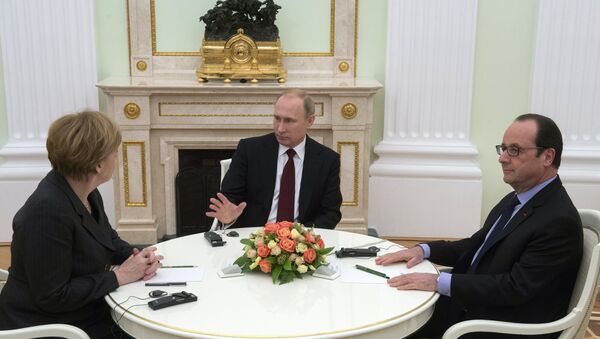 Президент России Владимир Путин (в центре), федеральный канцлер Германии Ангела Меркель и президент Франции Франсуа Олланд во время встречи в Кремле - Sputnik Afrique