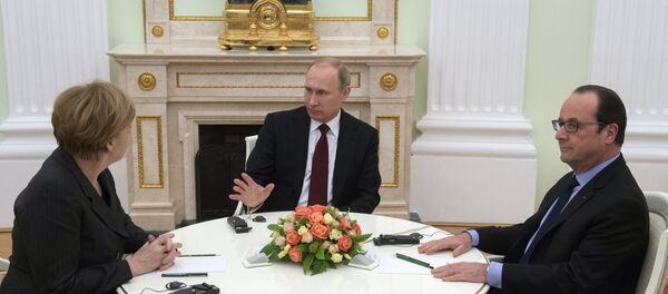 Президент России Владимир Путин (в центре), федеральный канцлер Германии Ангела Меркель и президент Франции Франсуа Олланд во время встречи в Кремле - Sputnik Afrique