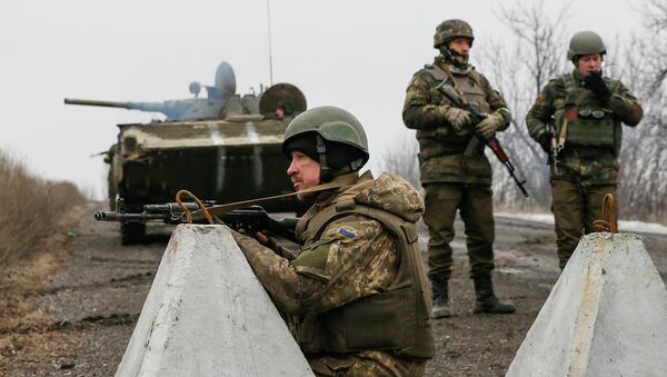 Ukrainian servicemen keep watch at no-man's land outside Debaltseve, Donetsk region February 6, 2015 - Sputnik Afrique