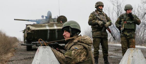 Ukrainian servicemen keep watch at no-man's land outside Debaltseve, Donetsk region February 6, 2015 - Sputnik Afrique