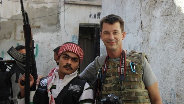 freelance British photojournalist John Cantlie poses with a Free Syrian Army rebel in Aleppo, Syria - Sputnik Afrique