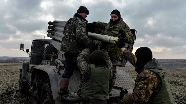 Ukrainian servicemen load Grad rockets outside Debaltseve, February 8, 2015 - Sputnik Afrique
