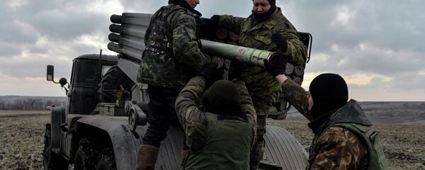 Ukrainian servicemen load Grad rockets outside Debaltseve, February 8, 2015 - Sputnik Afrique