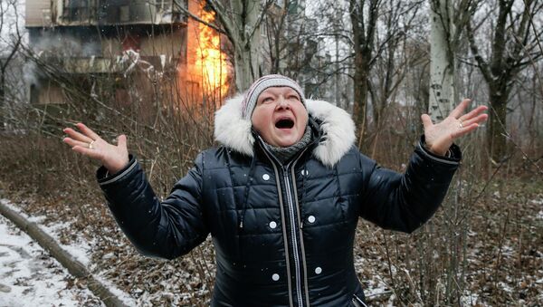 Una mujer en Donetsk - Sputnik Afrique