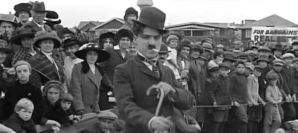 The Tramp debuts in Kid Auto Races at Venice (1914), Chaplin's second released film The Tramp debuts in Kid Auto Races at Venice (1914), Chaplin's second released film - Sputnik Afrique