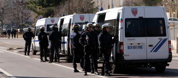 French CRS riot police officers secure the access to the Castellane housing area in Marseille, February 9, 2015 - Sputnik Afrique
