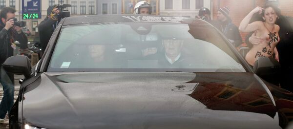 Activist of  women's rights group FEMEN as former International Monetary Fund (IMF) head Dominique Strauss-Kahn in the so-called Carlton Affair, in Lille, February 10, 2015 - Sputnik Afrique