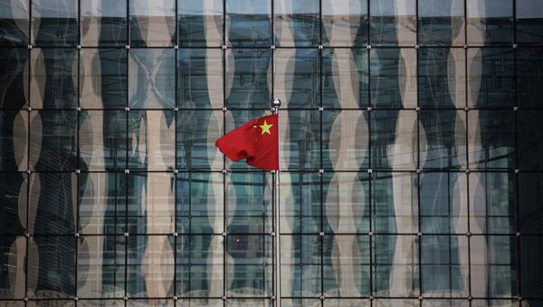 A Chinese national flag flutters at the headquarters of a commercial bank on a financial street near the headquarters of the People's Bank of China, China's central bank, in central Beijing in this November 24, 2014 file photo. - Sputnik Afrique