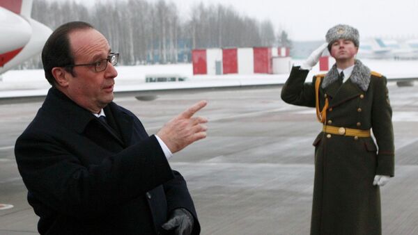 France's President Francois Hollande (L) reacts as he takes part in a welcoming ceremony upon his arrival at an airport near Minsk, February 11, 2015 - Sputnik Afrique