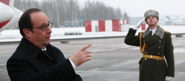 France's President Francois Hollande (L) reacts as he takes part in a welcoming ceremony upon his arrival at an airport near Minsk, February 11, 2015 - Sputnik Afrique
