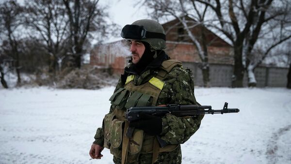 A Ukrainian serviceman is seen near Debaltseve, eastern Ukraine, February 10, 2015 - Sputnik Afrique