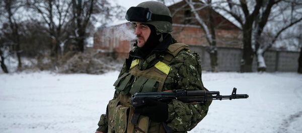 A Ukrainian serviceman is seen near Debaltseve, eastern Ukraine, February 10, 2015 - Sputnik Afrique