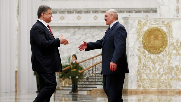 Ukraine's President Petro Poroshenko (L) approaches to shake hands with his Belarussian counterpart Alexander Lukashenko - Sputnik Afrique