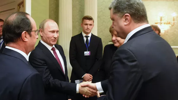 Russian President Vladimir Putin, second left, and Ukrainian President Petro Poroshenko, right, shake hands as French President Francois Hollande, left, and German Chancellor Angela Merkel look on during a meeting in Minsk, Belarus, Wednesday, Feb. 11, 2015 - Sputnik Afrique