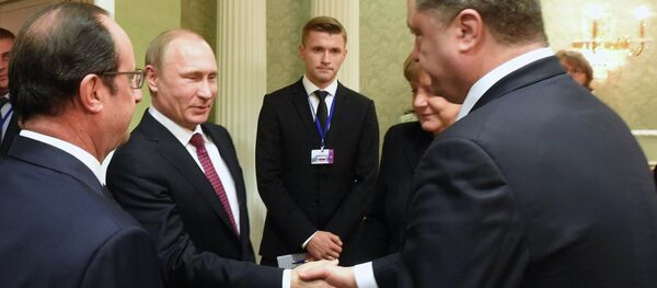 Russian President Vladimir Putin, second left, and Ukrainian President Petro Poroshenko, right, shake hands as French President Francois Hollande, left, and German Chancellor Angela Merkel look on during a meeting in Minsk, Belarus, Wednesday, Feb. 11, 2015 - Sputnik Afrique