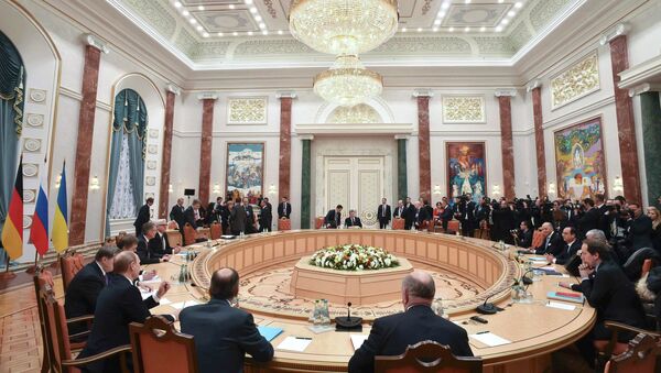 Members of delegations from Russia, Ukraine, Germany and France take part in peace talks on resolving the Ukrainian crisis in Minsk, February 11, 2015 - Sputnik Afrique