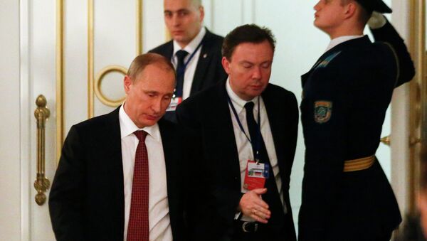 Russia's President Vladimir Putin (L) walks as he attends a peace summit to resolve the Ukrainian crisis in Minsk, February 12, 2015 - Sputnik Afrique
