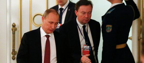 Russia's President Vladimir Putin (L) walks as he attends a peace summit to resolve the Ukrainian crisis in Minsk, February 12, 2015 - Sputnik Afrique