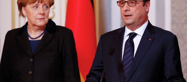 Germany's Chancellor Angela Merkel (L) and France's President Francois Hollande address the media after taking part in peace talks on resolving the Ukrainian crisis in Minsk, February 12, 2015. - Sputnik Afrique