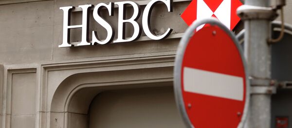 A traffic sign is seen in front of a branch office of HSBC bank at the Paradeplatz in Zurich February 9, 2015 - Sputnik Afrique