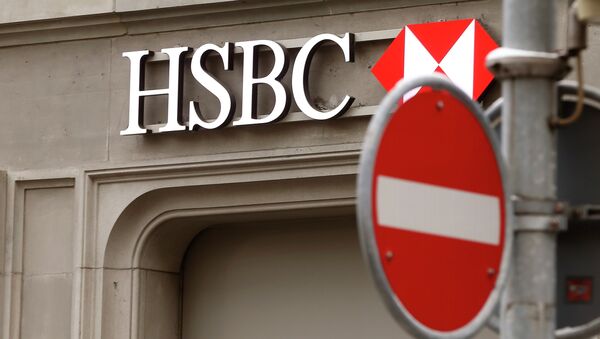 A traffic sign is seen in front of a branch office of HSBC bank at the Paradeplatz in Zurich February 9, 2015 - Sputnik Afrique