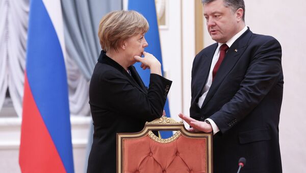 German Chancellor Angela Merkel and Ukrainian President Petro Poroshenko talk in Minsk, Belarus, Wednesday, Feb. 11, 2015 - Sputnik Afrique