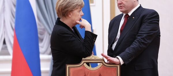German Chancellor Angela Merkel and Ukrainian President Petro Poroshenko talk in Minsk, Belarus, Wednesday, Feb. 11, 2015 - Sputnik Afrique