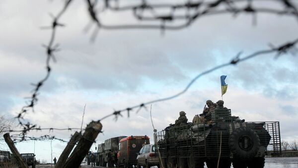 A Ukrainian military convoy is pictured through a barbed wire fence at a military base in the town of Kramatorsk, eastern Ukraine - Sputnik Afrique