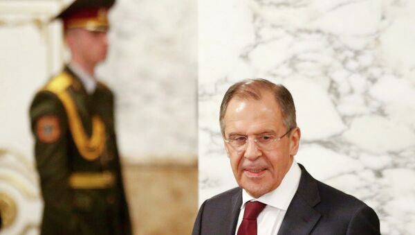 Russia's Foreign Minister Sergei Lavrov (R) walks as he attends a peace summit to resolve the Ukrainian crisis in Minsk, February 12, 2015. - Sputnik Afrique