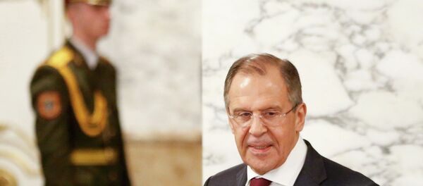 Russia's Foreign Minister Sergei Lavrov (R) walks as he attends a peace summit to resolve the Ukrainian crisis in Minsk, February 12, 2015. - Sputnik Afrique