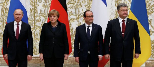 Belarus' President Alexander Lukashenko (L), Russia's President Vladimir Putin (2nd L), Ukraine's President Petro Poroshenko (R), Germany's Chancellor Angela Merkel (C) and France's President Francois Hollande pose for a family photo during peace talks in Minsk, February 11, 2015. - Sputnik Afrique