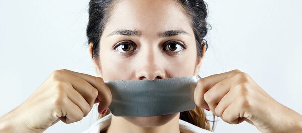 Женщина с заклеенным скотчем ртом - Sputnik Afrique